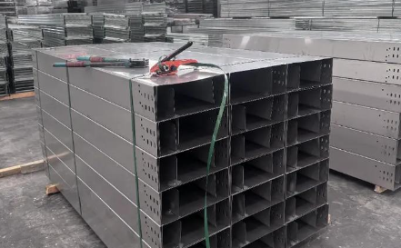 庆阳槽式桥架全封闭设计，防尘防干扰，常用于精密仪器区域！